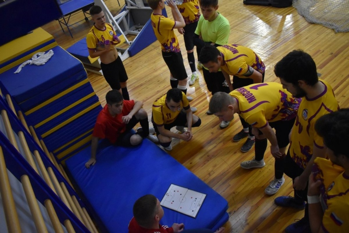 Студенческая сборная МГУТУ принимает участие в турнире по мини-футболу, который проходит в рамках Московских спортивных студенческих игр⚽