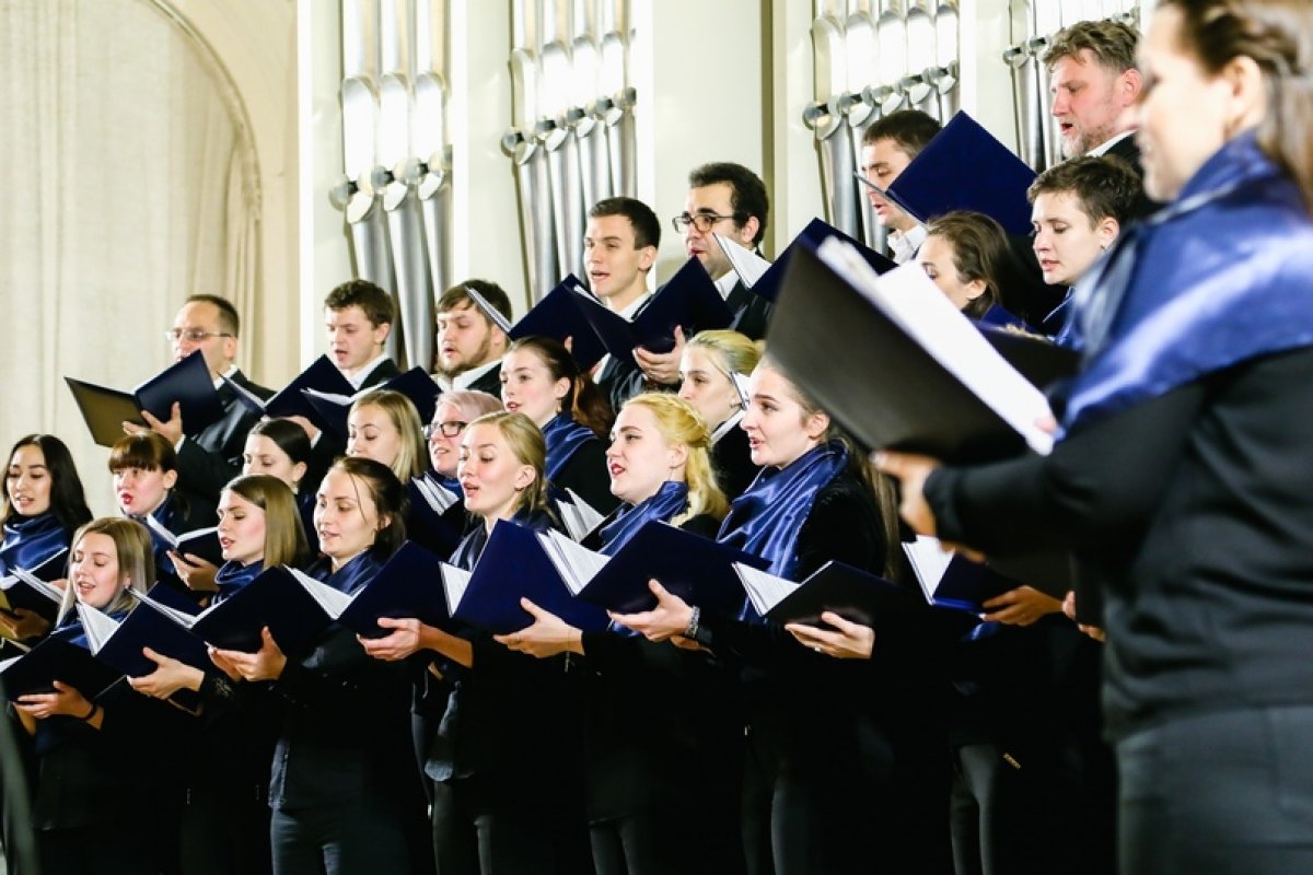 Кафедра дирижирования Саратовской консерватории объявляет о приеме заявок на XV Межрегиональный смотр-конкурс письменных творческих работ по отечественной хоровой музыке «НАША РОДИНА – РОССИЯ», посвященный 105-летию со дня рождения Г.В. Свиридова
