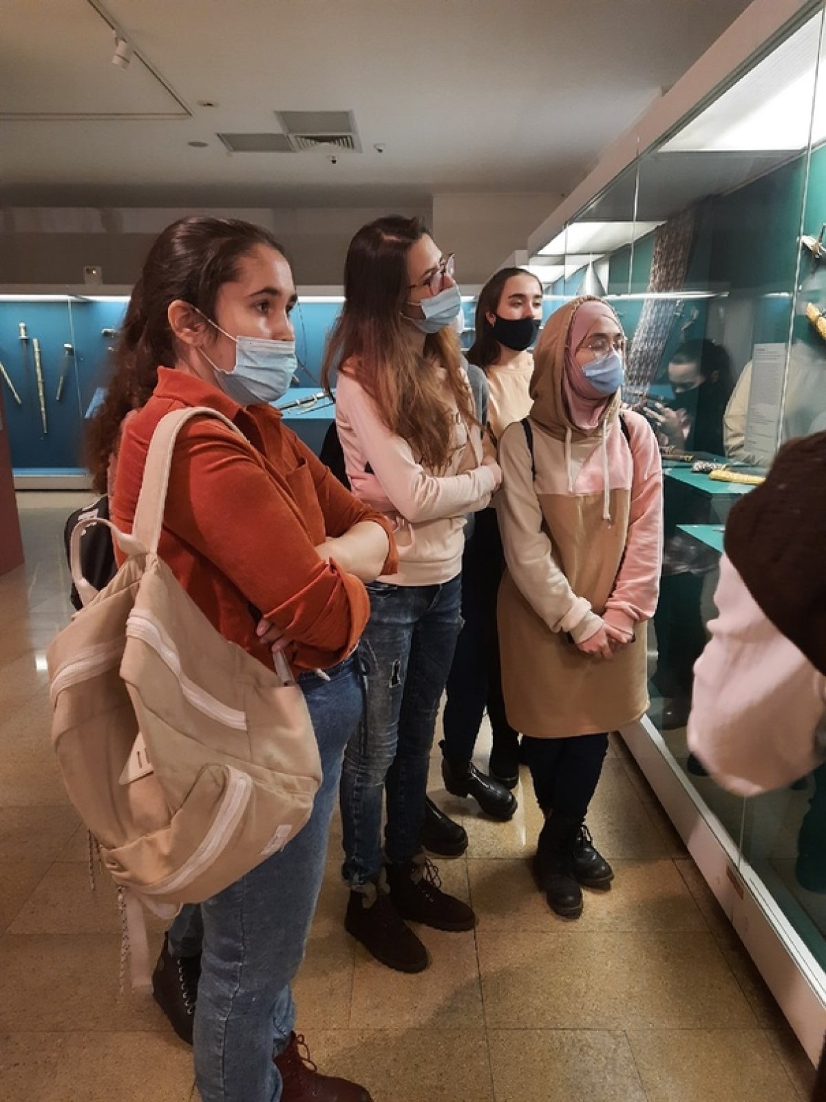 10 ноября студенты 107БД, 107 ДПТ, 207 ДПТ, 307 БД, 307/2 БД посетили выставку "Сокровища Востока в собрании Музеев Московского Кремля" в Государственном историческом музее Южного Урала Челябинска.