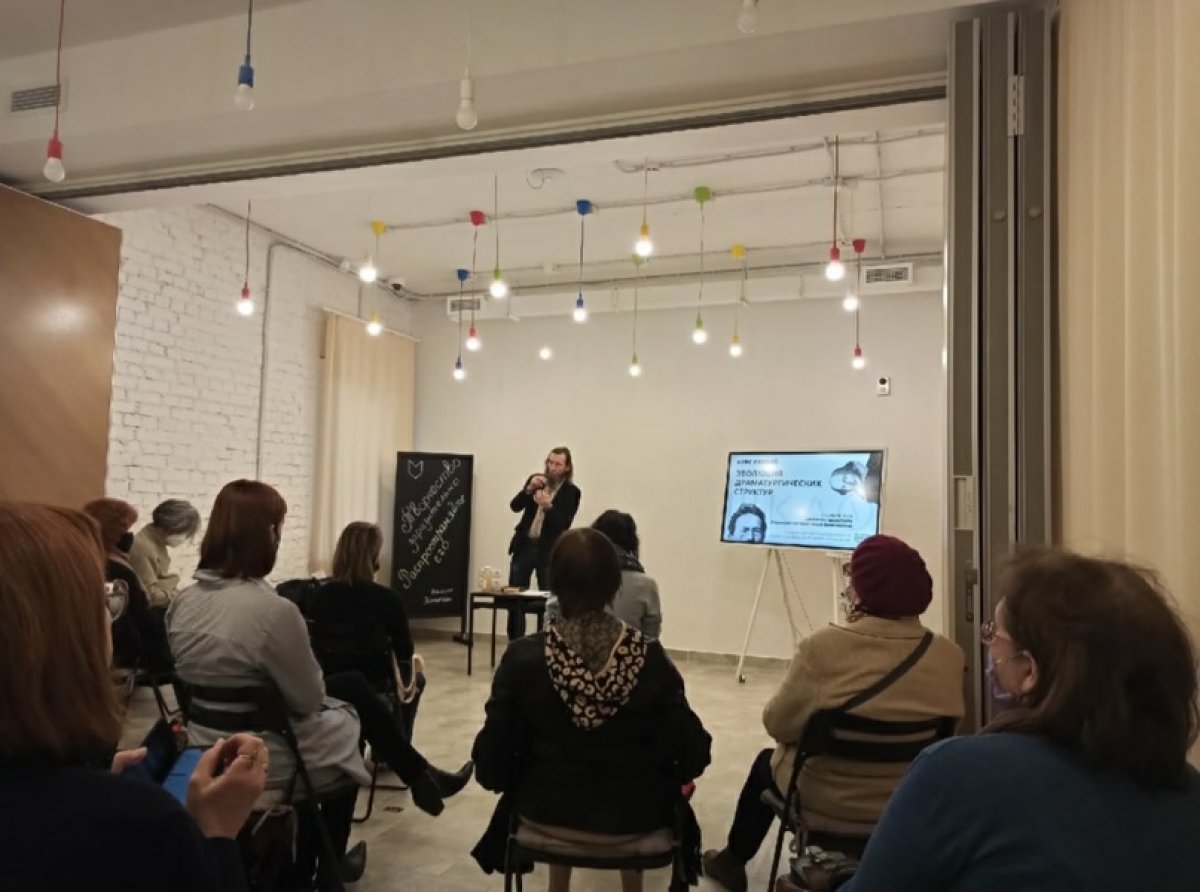 В арт-резиденции «Шкаф» проходит цикл лекций заведующего кафедрой зарубежного искусства, профессора Вадима Игоревича Максимова 💬