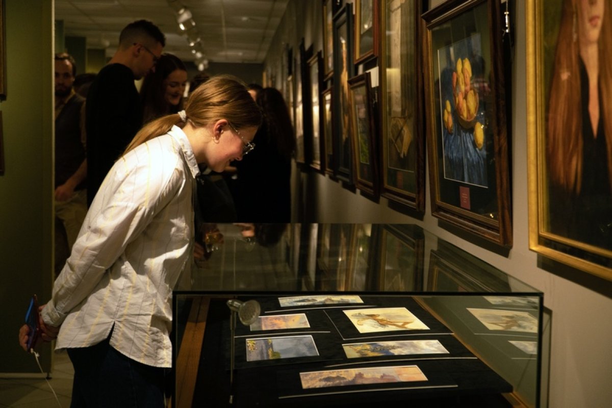 Выставка Елизаветы Андрияки "Picture That" продлена и открыта для посещения до 28 февраля в Академии акварели на третьем этаже выставочного комплекса.